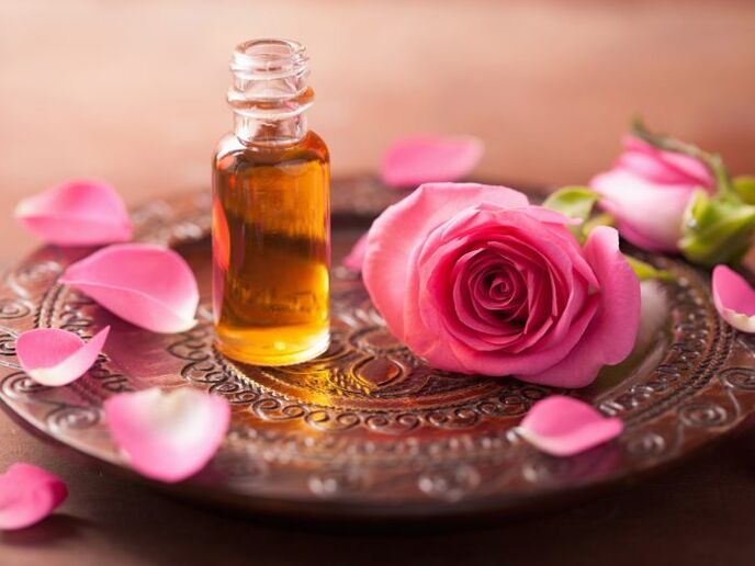 يمكن أن يكون زيت الورد مفيدًا بشكل خاص لتجديد خلايا الجلد. 